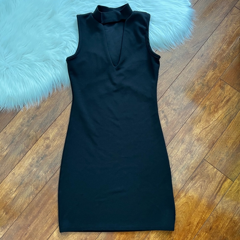 Pinc Black Cutout Neckline Sleeveless Dress